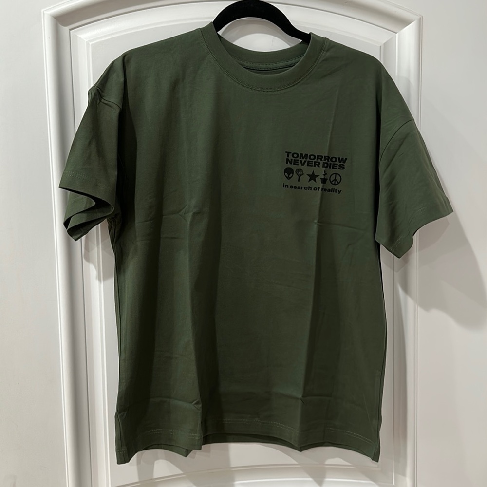 Tomorrow Never Dies in search of reality y-shirt men’s size S 🐣